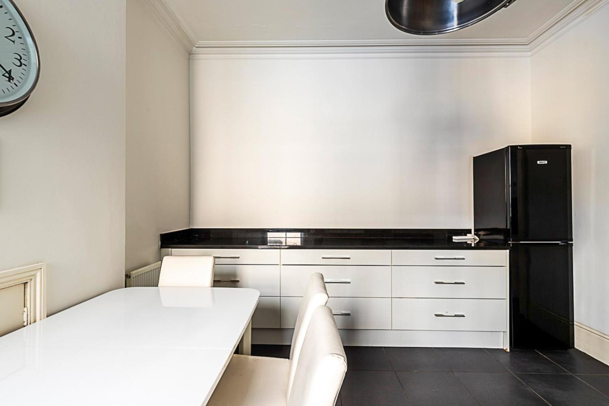 Kensington Tranquility Elegant Two-bed Retreat Londra